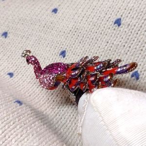 Beautiful vintage rhinestone peacock stretchy ring.